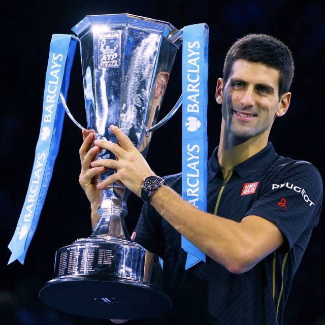Novak Đoković je nadvse uspešno sezono kronal z zmago na zaključnem turnirju, ki ga je osvojil brez boja, potem ko je Roger Federer dvoboj predal zaradi poškodbe hrbta.
